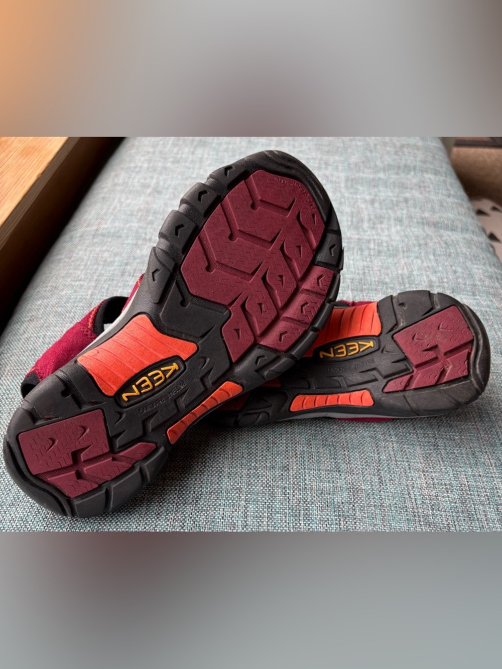 Keen Newport H2 Sport Sandal in Beet Red & Black w Signature Rubber Toe Bumper - Picture 2 of 10